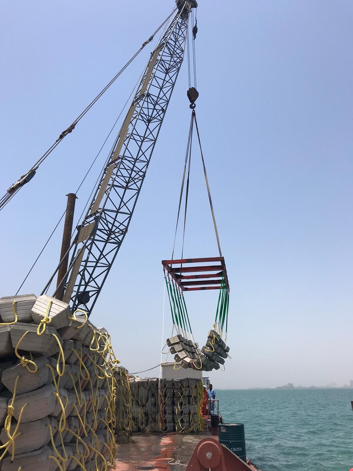 Installation of articulated concrete block mattresses from a crane barge