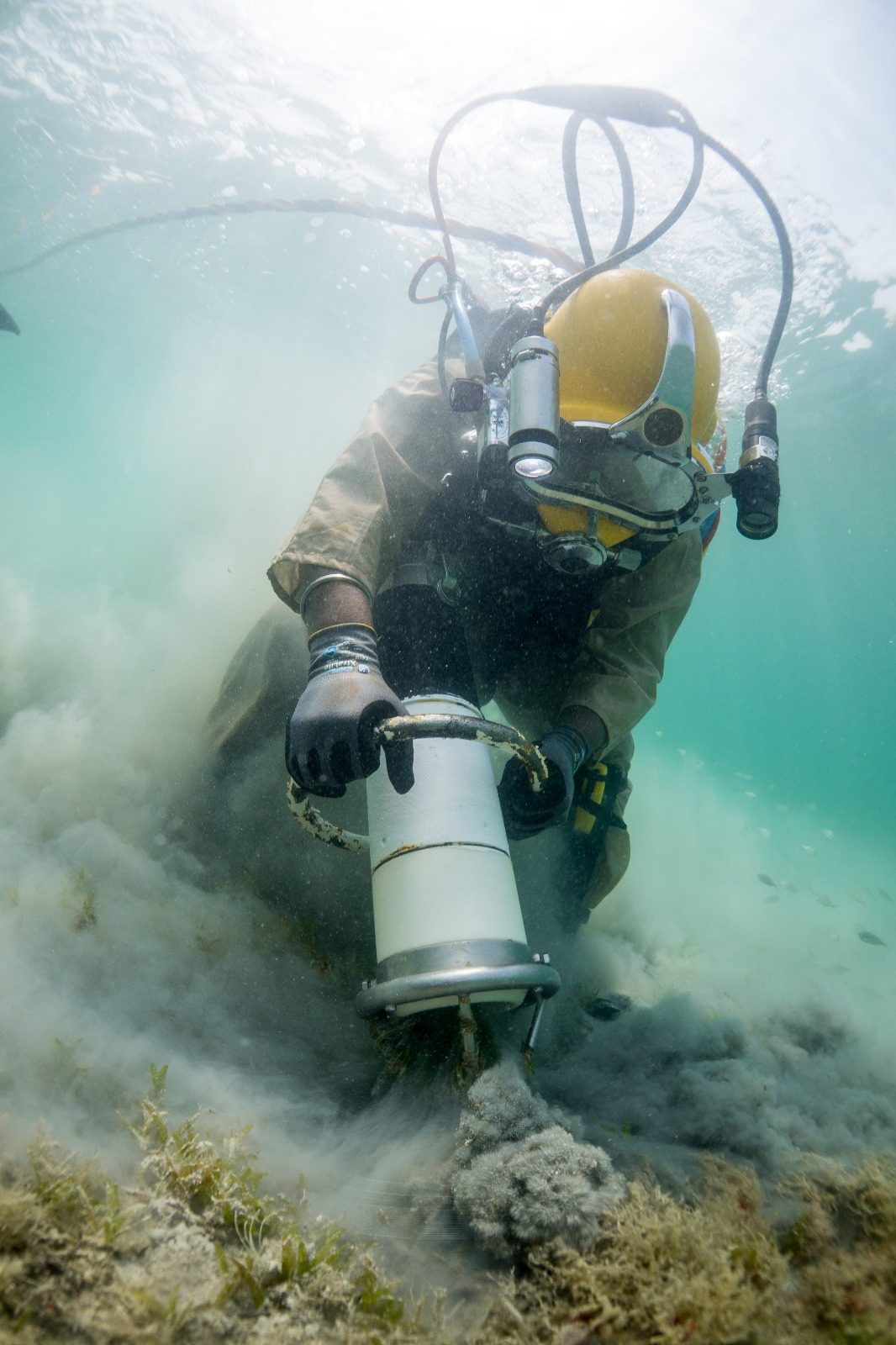 HDS diver operating the super stream dredging system