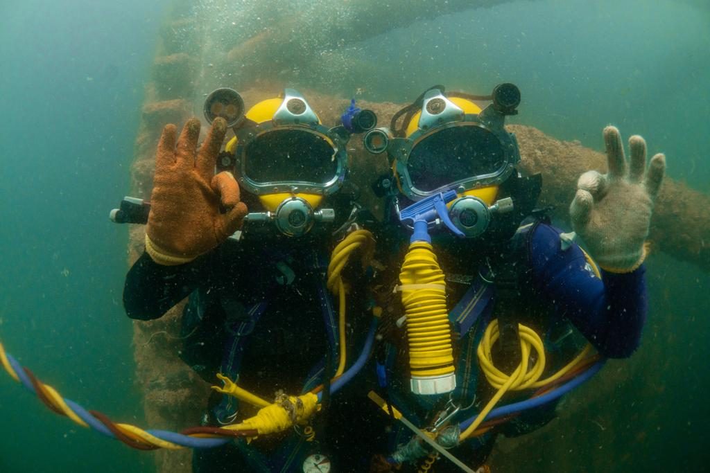 HDS commercial dive team underwater