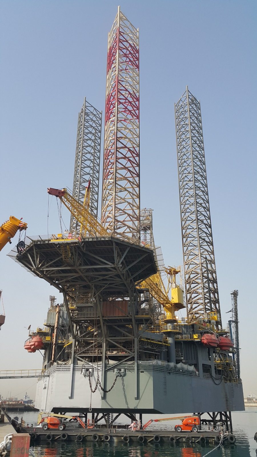 Jack-up mobile offshore drilling unit supported by HDS dive teams